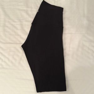LULULEMON BLACK ALIGN LEGGING SIZE 4 SMALL HOLE IN BACK RIGHT LEG